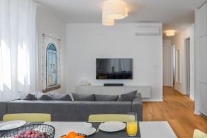 TV a/nebo společenská místnost v ubytování Luxury Apartment La Mer