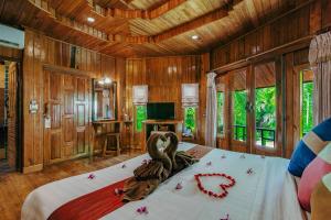 sypialnia z łóżkiem z dekoracją serca w obiekcie Phu Pha Aonang Resort & Spa w Aonang Beach