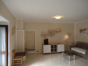 ein Wohnzimmer mit einem Sofa und einem Tisch in der Unterkunft Casa Enrica Typ E1 in Crone