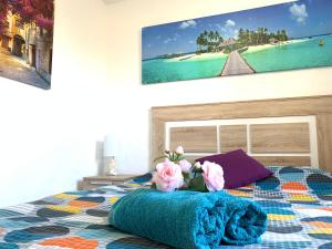 カレタ・デ・フステにあるNew Apartment Sun beachのベッドルーム1室(花の飾られたベッド1台付)