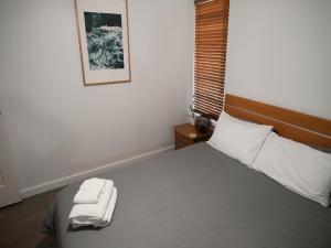 
A bed or beds in a room at FortyThree - Oceanside Retreat Busselton
