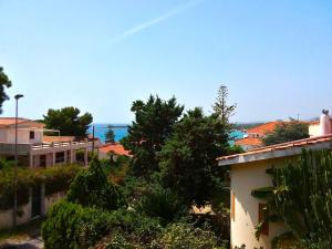 a view of the ocean from a house at Villetta indipendente a due passi dal mare in Fontane Bianche