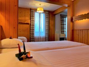 Voodi või voodid majutusasutuse Hôtel Ecureuil Villars toas