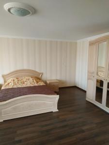 Ένα ή περισσότερα κρεβάτια σε δωμάτιο στο Дом на берегу Черного Моря