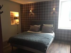 1 dormitorio con 1 cama con edredón azul en La Billebaude, en Mulsans
