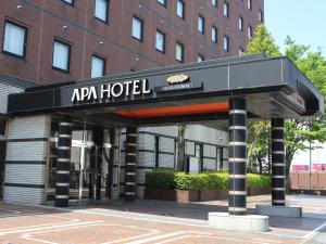 un edificio con una señal que indica que el hotel readsarma en APA Hotel Uozu-Ekimae, en Uozu