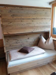 Łóżko lub łóżka w pokoju w obiekcie Apartment Luna incl Summercard Zell am See Kaprun