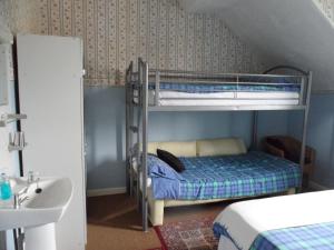 Mały pokój z łóżkiem piętrowym i umywalką w obiekcie Galway Guest House w mieście Weymouth