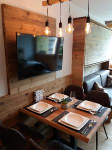 Telewizja i/lub zestaw kina domowego w obiekcie Apartment Luna incl Summercard Zell am See Kaprun