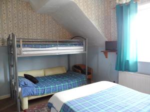 sypialnia z 2 łóżkami piętrowymi i schodami w obiekcie Galway Guest House w mieście Weymouth