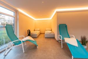 - une salle d'attente avec des chaises et un canapé dans l'établissement AKZENT Hotel Frankenberg, à Frankenberg