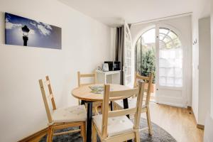 a dining room with a table and chairs at Les Chambres Lune in Saint-Aignan