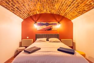 Tempat tidur dalam kamar di Superbe loft en plein Paris