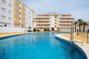 Bazén v ubytovaní Playa del Cantil, 3 bedrooms and 2 free parking alebo v jeho blízkosti