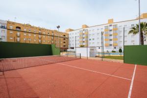 Tennis ja/või seinatennis majutusasutuses Playa del Cantil, 3 bedrooms and 2 free parking või selle läheduses