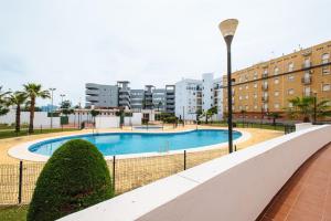 Bazén v ubytovaní Playa del Cantil, 3 bedrooms and 2 free parking alebo v jeho blízkosti