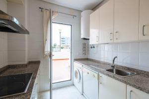 Kuchyňa alebo kuchynka v ubytovaní Playa del Cantil, 3 bedrooms and 2 free parking