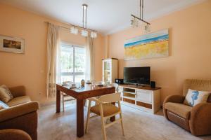 Televízia a/alebo spoločenská miestnosť v ubytovaní Playa del Cantil, 3 bedrooms and 2 free parking