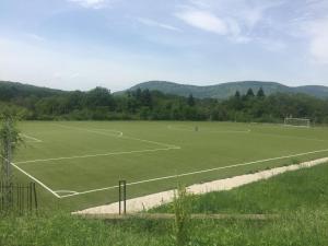 un campo da calcio vuoto con un pallone da calcio di Kremena Guest House a Kremena