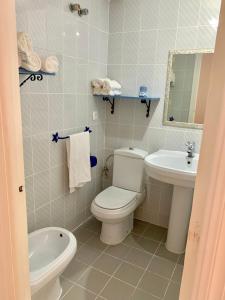 łazienka z toaletą i umywalką w obiekcie Bungalow in San Juan Playa w mieście Benimagrell
