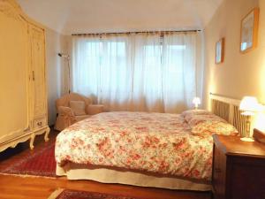 a bedroom with a large bed and a window at Pane&Burro in Vercelli
