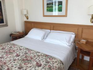 Postel nebo postele na pokoji v ubytování Hotel Royal