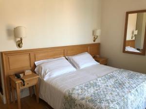 Postel nebo postele na pokoji v ubytování Hotel Royal