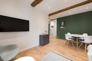 TV a/nebo společenská místnost v ubytování APPARTEMENT 2 NEUF sur le port à coté de la plage