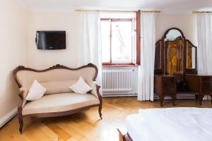 TV a/nebo společenská místnost v ubytování Hotel Löwen-Weinstube