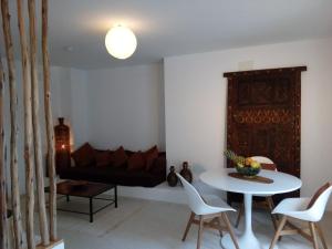 een woonkamer met een bank en een tafel bij Kasbah Andaluz guest house in Chiclana de la Frontera