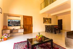 Televisyen dan/atau pusat hiburan di 4 bhk spacious bungalow