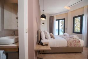 Voodi või voodid majutusasutuse Seasabelle Hotel near Athens Airport toas