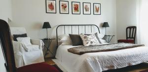 1 dormitorio blanco con 1 cama y 1 silla en La Turr de Mezz- Bellagio LCA, en Bellagio