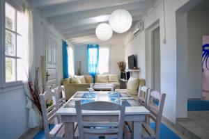 Villa Spiaggia Bianca في Dafnila: طاولة طعام وكراسي في غرفة المعيشة