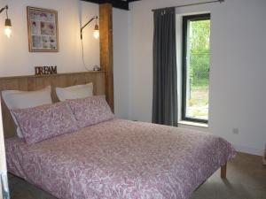 una camera da letto con un letto e una finestra di Workshop n°2 for 6 people with shared pool a Semur-en-Auxois Altre 16 foto