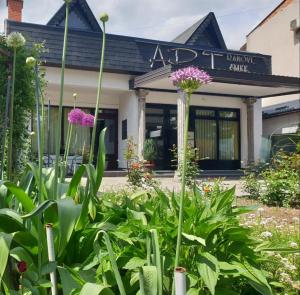 ein Garten mit Blumen vor einem Gebäude in der Unterkunft Apartman ART in Bihać