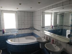 a bathroom with a tub and a sink and a bath tub at Mieszkanie na wyłączność in Jeleśnia