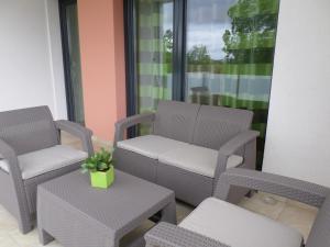 A seating area at Lakóparki Apartman