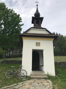 Jízda na kole v ubytování Knežicka chalupa nebo okolí