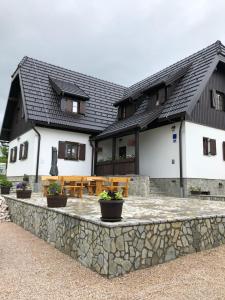 una casa con un muro di pietra di fronte di FLORA HOUSE a Rastovača
