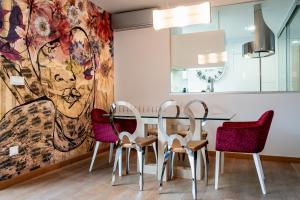 comedor con mesa y sillas frente a un cuadro en Maria Home, en Salamanca