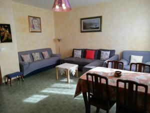 sala de estar con sofá y mesa en Rosso Tirano, en Tirano