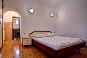 1 dormitorio con 1 cama y baño con ducha en Apartments Boreta II, en Budva