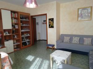 Rosso Tirano في تيرانو: غرفة معيشة مع أريكة زرقاء وطاولة