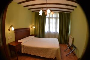 Cama o camas de una habitación en Casas Rurales Las Corradas