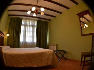 Cama o camas de una habitación en Casas Rurales Las Corradas