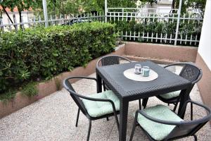 - une table et des chaises noires avec des boissons dans l'établissement Apartman Anamarija, à Split