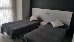 Un pat sau paturi într-o cameră la Hostal Can Joanet