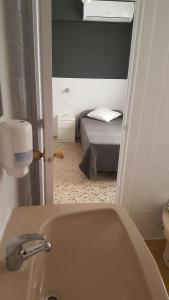 Kylpyhuone majoituspaikassa Hostal Can Joanet