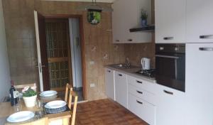 A kitchen or kitchenette at Casa Vacanze Breva